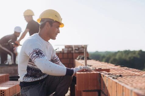 El Casco de Seguridad: Significado de Colores y Por Qué Debes Usarlo Siempre | Cementos Argos Honduras